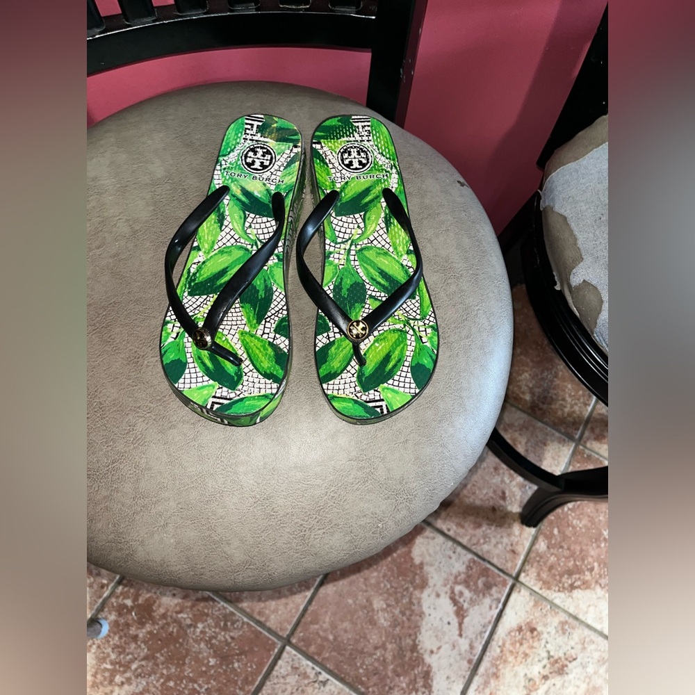 Tory Burch Green & Black Flip Flops (Leaf Print) – Size 7.5